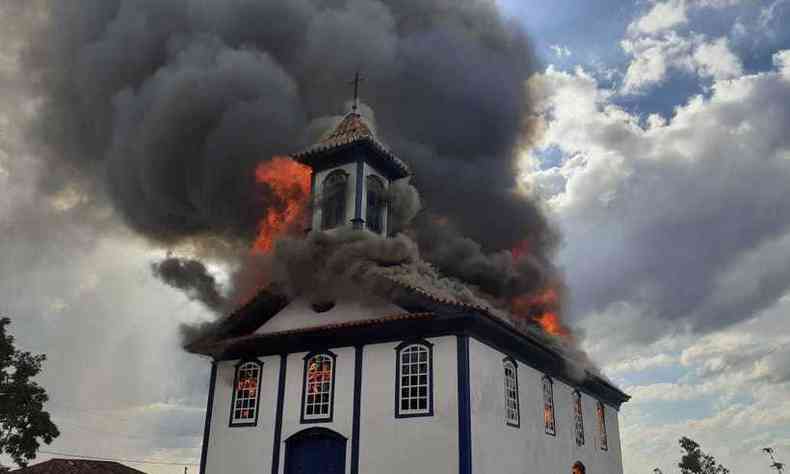Igreja Santa Rita de Cássia, no distrito de Sopa, em Diamantina, foi atingida por incêndio de grandes proporções(foto: Redes Sociais/Reprodução)