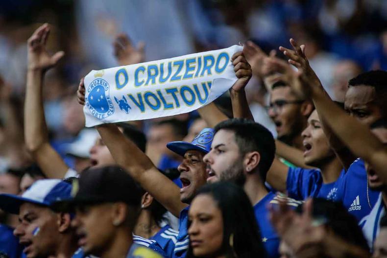 Torcida do Cruzeiro mostra o otimismo com a volta, provável, mas ainda não matemática, do time à elite do futebol brasileiro 