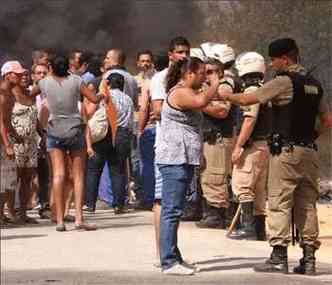 Na LMG-808, em esmeraldas, Clima ficou tenso entre policiais e moradores(foto: LEANDRO COURI/EM/D.A PRESS)