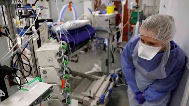 Nmeros de novos casos dirios e hospitalizaes vm recuando no pas nas ltimas semanas, mas ainda permanecem em patamares elevados(foto: Reuters)