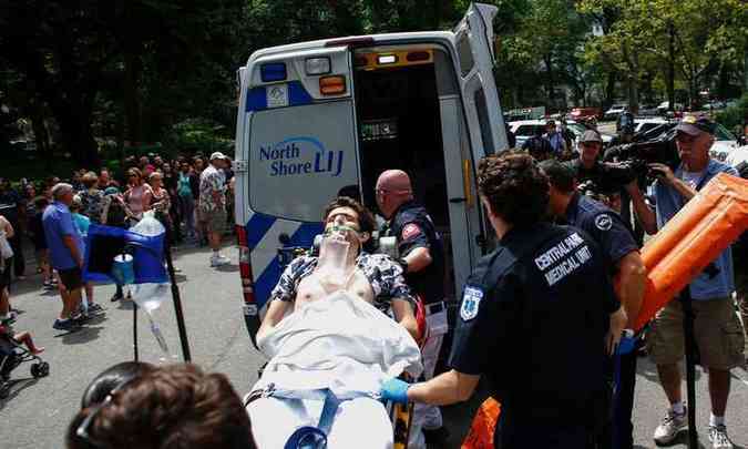 Homem de 18 anos ficou gravemente ferido aps exploso no Central Park, em Nova York (foto: AFP / KENA BETANCUR )