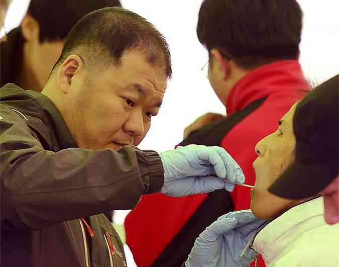 Familiares das vtimas cedem material gentico s autoridades(foto: REUTERS/Park Jung-ho/News1 )