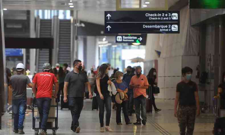 Passageiros circulam pelo aeroporto de Confins
