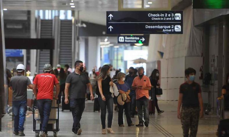 Número de reclamações contra companhias aéreas quase dobrou em comparação com o início de 2021. Na imagem, passageiros circulam pelo Aeroporto de Confins(foto: Leandro Couri/EM/D.A Press) Passageiros circulam pelo aeroporto de Confins