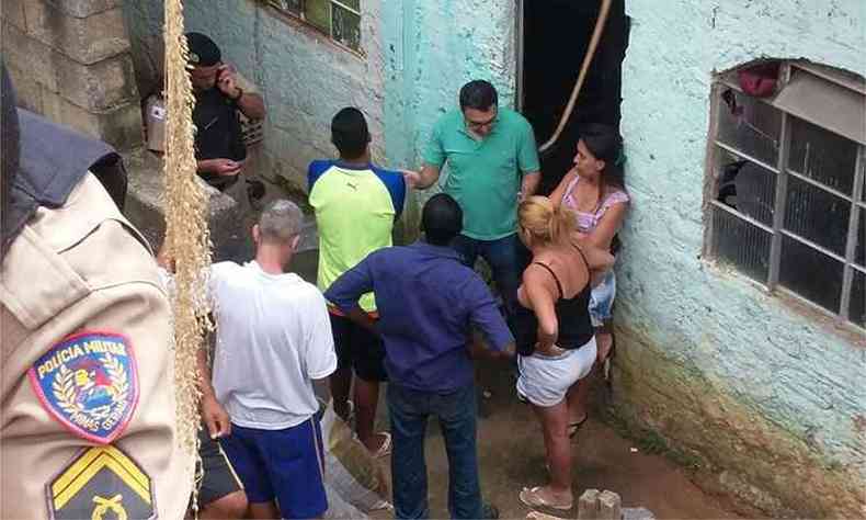 PM investiga circunstncias da execuo, que ocorre em uma casa na Rua Eli Pinheiro (foto: Jair Amaral/EM/D.A Press)