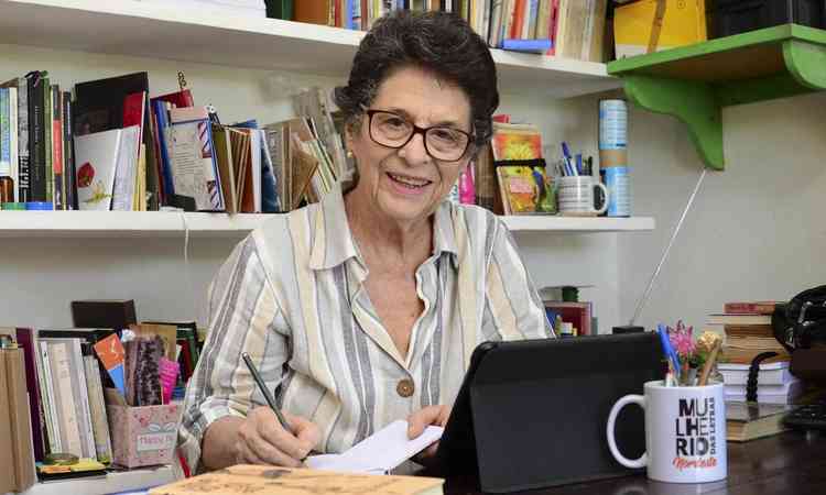Escritora Maria Valria Rezende sentada na escrivaninha
