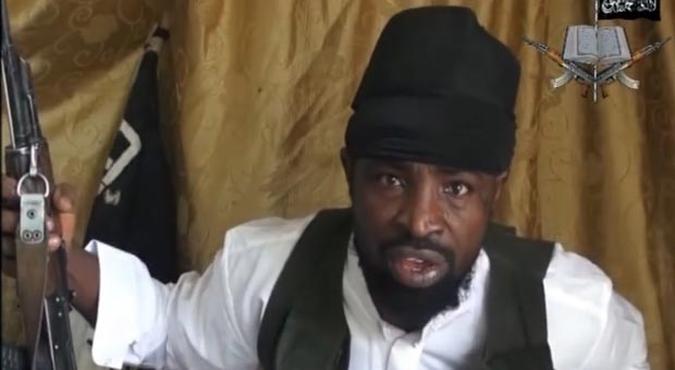 Imagem de um dos vários vídeos em que Abubakar Shekau assume autoria em atentados e ameaça todas as autoridades de que tem conhecimento(foto: Boko Haram/Divulgação) Imagem de um dos vários vídeos em que Abubakar Shekau assume autoria em atentados e ameaça todas as autoridades de que tem conhecimento(foto: Boko Haram/Divulgação)