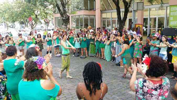 Com roupas predominantemente verdes, muito glitter e adereos, as integrantes do Bruta Flor sairo da Praa da Estao rumo  Rua Guaicurus(foto: Edsio Fereira/EM/D.A Press )