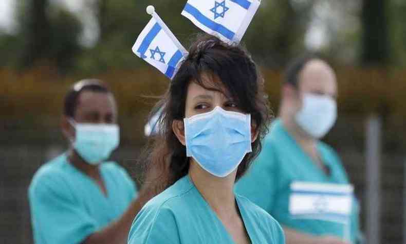 Enfermeiros do hospital Sheba Medical Center, em Israel (foto: JACK GUEZ / AFP)
