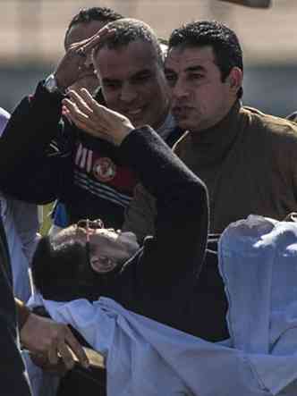 Aps audincia em que foi absolvido, Mubarak retornou, de helicptero a hospital em Cairo(foto: KHALED DESOUKI / AFP )