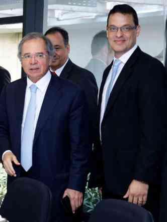 O ministro da Economia, Paulo Guedes, e o empresrio mineiro Roberto Azevedo, presidente do Banco Semear, em almoo realizado em Braslia(foto: Interface/Divulgao)