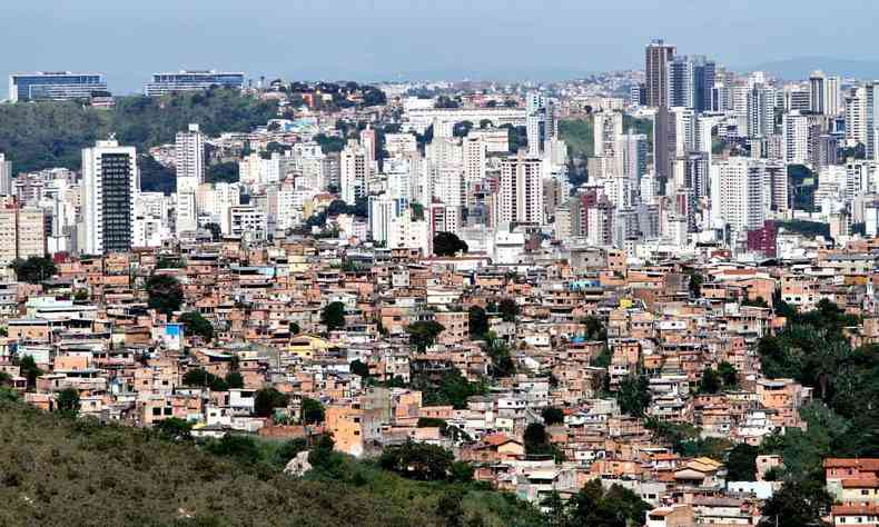 Foto mostra favela em primeiro plano em BH e prdios ao fundo