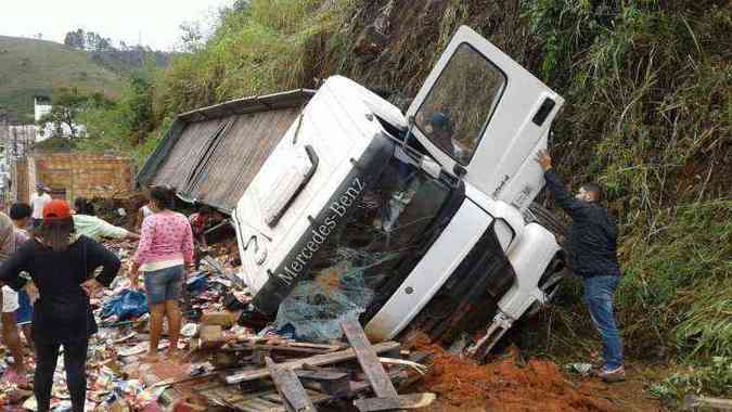 O para-brisa do veculo foi danificado com o impacto da queda (foto: Polcia Rodoviria Federal (PRF) / Divulgao)