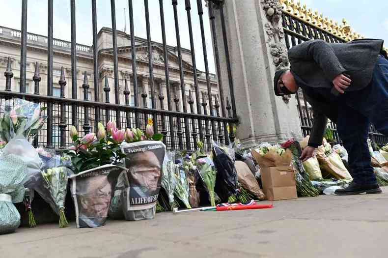 Sditos foram at o palcio de Buckingham para prestar suas homenagens ao prncipe Philip(foto: JUSTIN TALLIS / AFP)