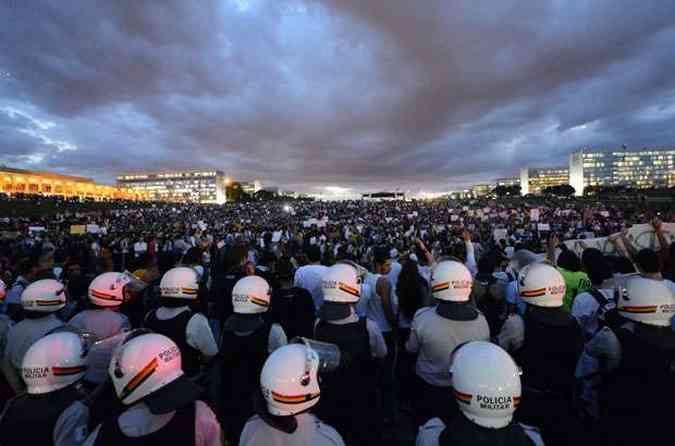 Em Braslia, manifestantes ocuparam o Eixo Monumental e chegaram a invadir o teto do Congresso Nacional(foto: EVARISTO SA / AFP)