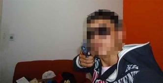 Um dos adolescentes aparece exibindo a réplica de pistola(foto: Divulgação) Um dos adolescentes aparece exibindo a réplica de pistola(foto: Divulgação)