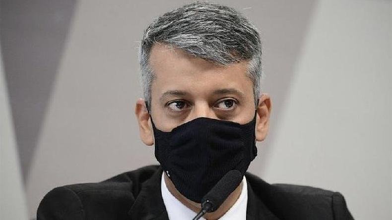 Roberto Dias em depoimento � CPI: ele � acusado de ter pedido propina durante negocia��o para compra de vacinas(foto: Ag�ncia Senado)