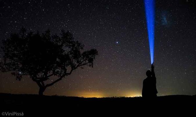 Para conseguir captar a imagem do meteoro, fotógrafo usou longa exposição, como nesta foto dele com uma lanterna de LED(foto: Vinício Pissá) Para conseguir captar a imagem do meteoro, fotógrafo usou longa exposição, como nesta foto dele com uma lanterna de LED(foto: Vinício Pissá)