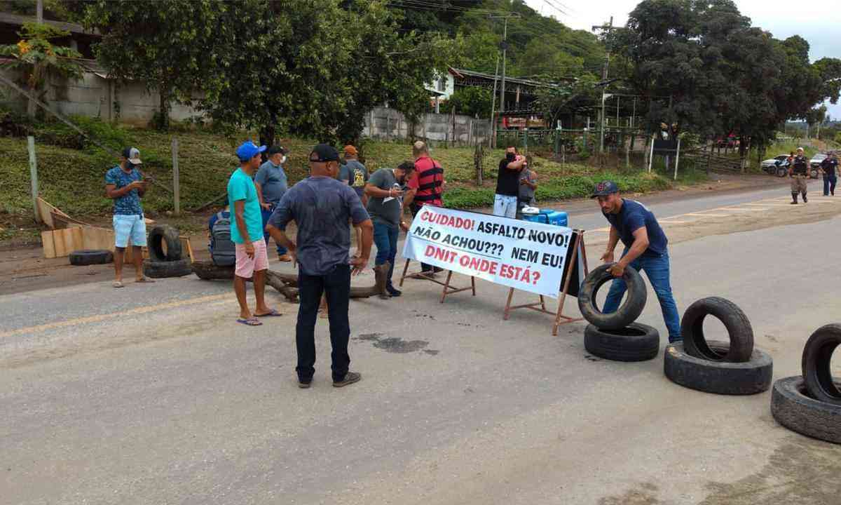 MORADORES FECHAM A BR-251 EM PROTESTO ÀS MÁS CONDIÇÕES DA ESTRADA - O  Tabuleiro