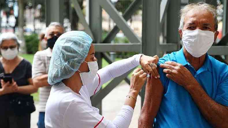 Estados e municpios comearam a procurar doses de vacinas depois de deciso que autorizou as negociaes; tambm receberam ofertas de intermedirios(foto: Mario Tama/Getty Images)