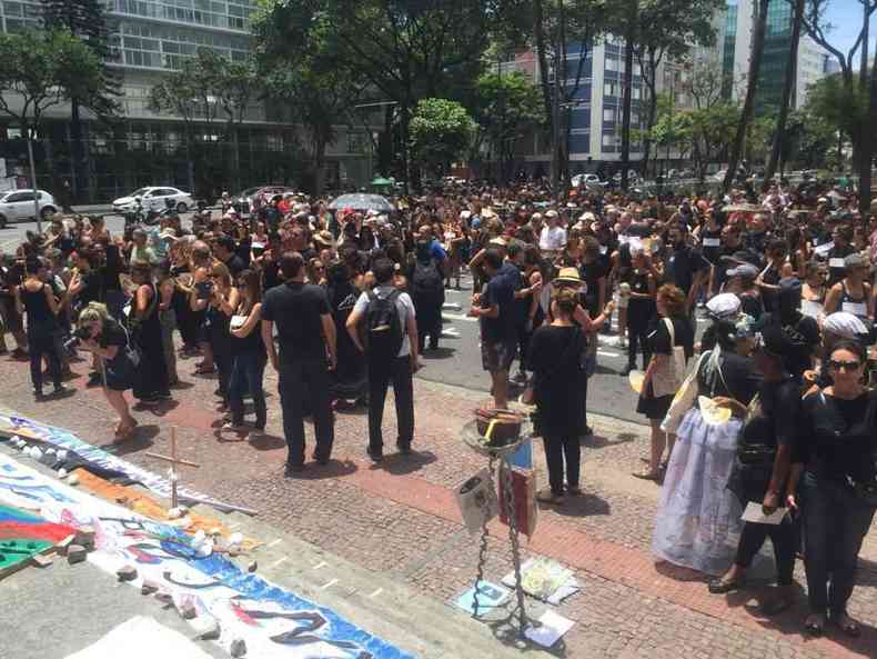 Manifestantes foram vestidos de preto, em sinal de luto s vtimas da tragdia que completa um ms(foto: Edsio Ferreira/EM/D.A Press)