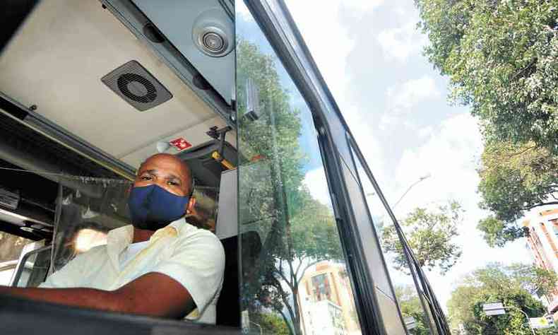 ''Acho que deveramos estar na lista de contemplados porque ficamos frente a frente com o povo, os nibus esto cheios, estamos expostos. Tnhamos que ser vacinados porque muita coisa parou, mas o transporte pblico no. A gente carrega profissionais de sade, pessoas que vo aos hospitais. Apesar de a gente fazer a higiene, estamos correndo risco'' - Jadir Pereira de Carvalho, motorista (foto: Leandro Couri/EM/D.A Press)