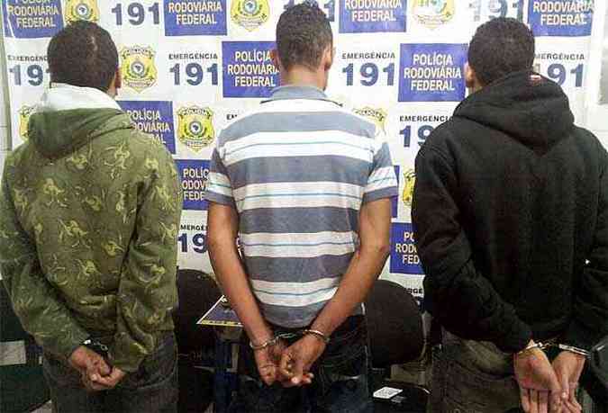 Jovens foram presos e levados para uma delegacia da Polcia Civil em Sabar(foto: Polcia Rodoviria Federal / Divulgao)