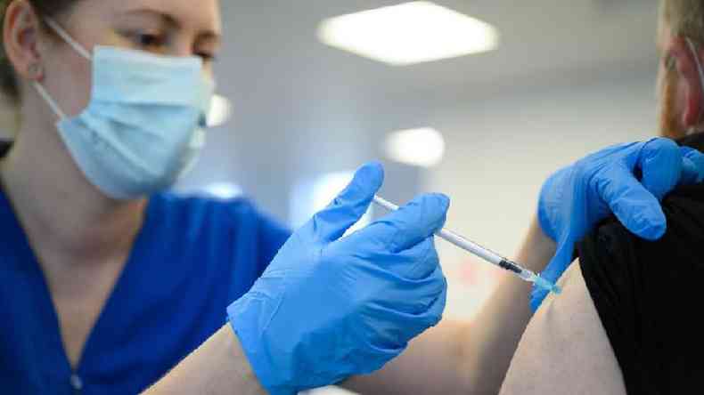 Paciente sendo vacinado por profissional de saúde