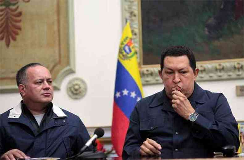  Chavez beija crucifixo durante entrevista em Caracas(foto: AFP PHOTO / PRESIDENCIA)