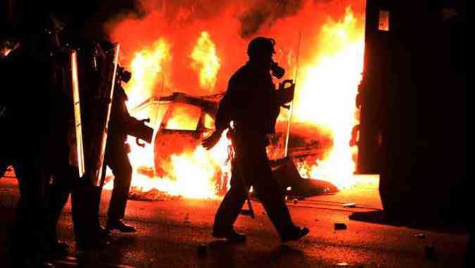 Manifestantes colocaram fogo em prdios e veculos na cidade de Ferguson(foto: Jewel Samad/AFP)