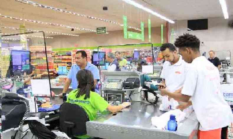Supermercados j usam proteo para evitar contato direto entre funcionrios e consumidores(foto: Edsio Ferreira/EM/D.A Press)