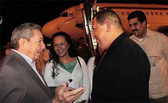 Chávez é recebido pelo atual presidente de Cuba em Havana nessa última sexta-feira , Raúl Castro(foto: AFP PHOTO/PRESIDENCIA/HO ) Chávez é recebido pelo atual presidente de Cuba em Havana nessa última sexta-feira , Raúl Castro(foto: AFP PHOTO/PRESIDENCIA/HO )