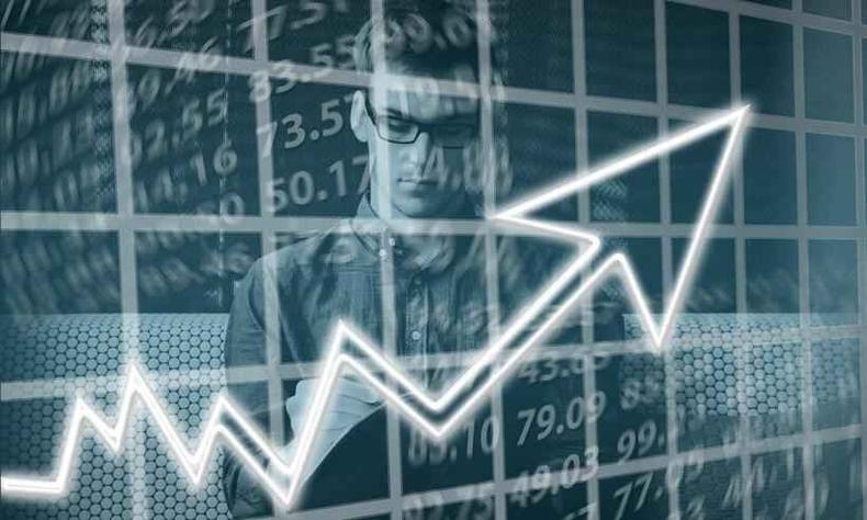 homem de olho em grficos do mercado financeiro