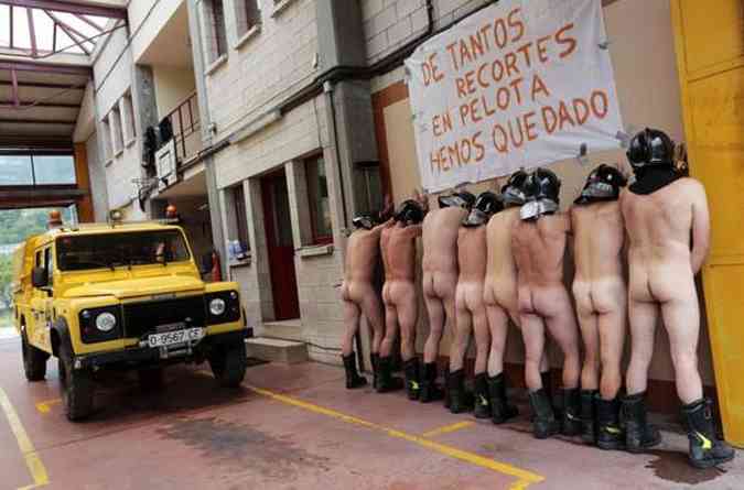 Os bombeiros espanhis ficaram nus para protestar contra os cortes no oramento (foto: CESAR MANSO / AFP)