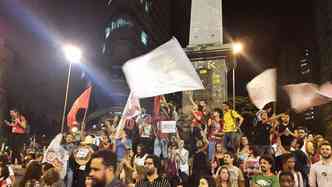 Manifestantes contrrios ao Impeachment se aglomeram na Praa Sete(foto: Marcos Vieira/EM)