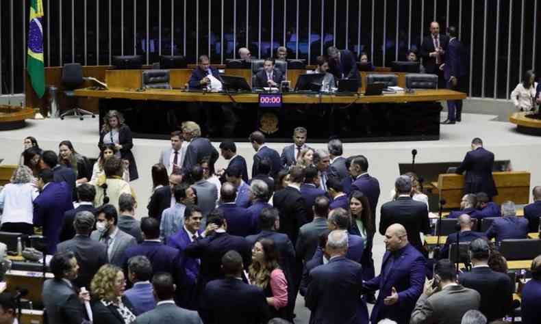 Plenrio da Cmara dos Deputados com vrios deputados em p