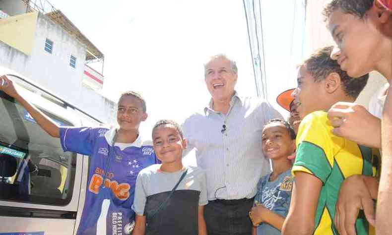 Joo Leite visitou um abrigo e abraou crianas que jogavam futebol em Venda Nova(foto: Jair Amaral / EM / D.A. Press)