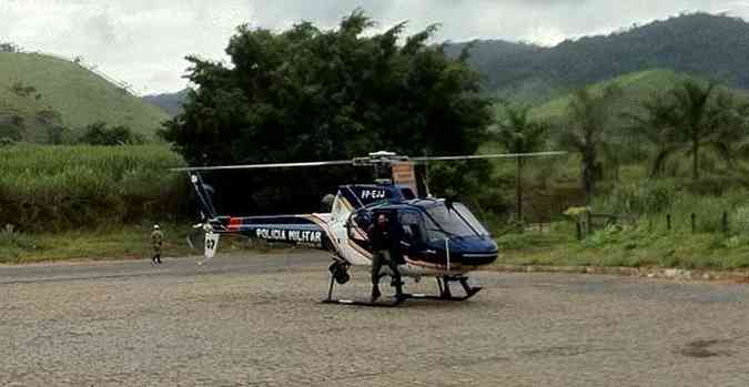 Helicptero da PM d apoio s equipes neste sbado na Zona da Mata de Minas(foto: Marcello Oliveira/Esp/ EM/DA Press)