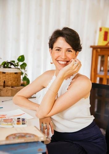 Mulher sorrindo para a foto apoiando o queixo na m�o