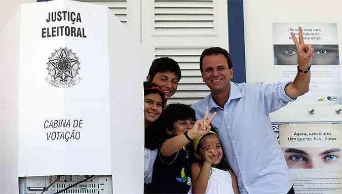 Mais cedo, o prefeito posou ao lado dos filhos(foto: REUTERS/Ricardo Moraes)