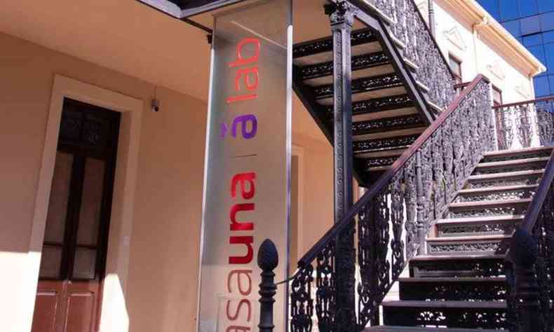 Escada do casaro no bairro Funcionrios que abriga a Casa Una / nima Lab