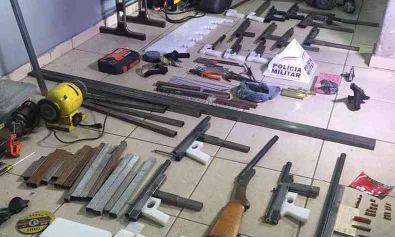 Submetralhadoras artesanais e material para fabricar armas foram apreendidas em ao da PM(foto: PMMG/Divulgao)