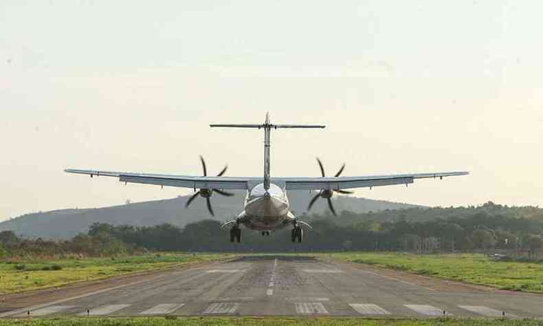 Aeronave decolando do Aeroporto de Governador Valadares para Confins(foto: Leonardo Morais/PMGV/Divulgao )