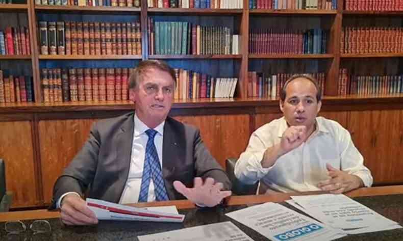 Jair Bolsonaro ao lado de tradutor de libras