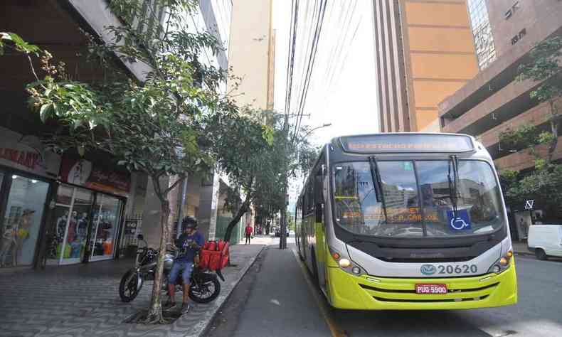 nibus em moto em rua de BH 