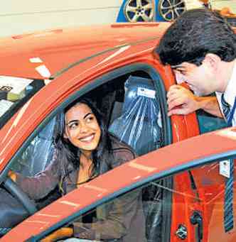 A relaes-pblicas Priscila Silva tenta achar o carro desejado(foto: FOTOS: GLADYSTON RODRIGUES/EM/D.A PRESS)