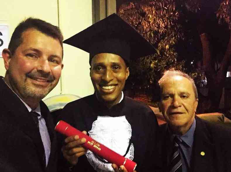 Samuel comemora formatura em direito entre os juzes Wagner Cavalieri e Afonso Andrade. Magistrados apostam que ainda o tero como colega.(foto: Arquivo pessoal)