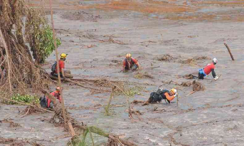 Bombeiros tm dificuldade em fazer o resgate das vtimas por causa da lama(foto: Jair Amaral/EM/D.A Press)