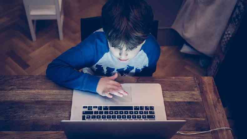 Criança usando laptop