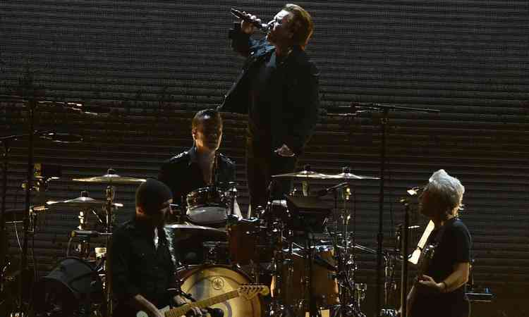Banda U2 se apresenta no palco durante show na ndia